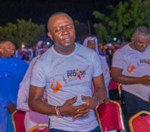 Ozigbo praying during Unsual Praise event