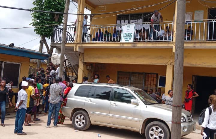 Large Number Of Voters Face Few INEC Officials, Registration Machines In Lagos