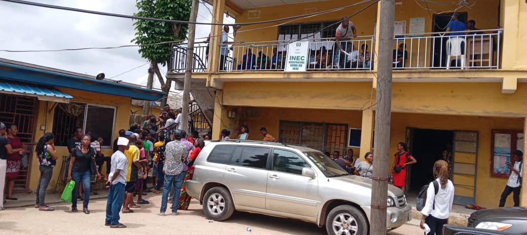 Large Number Of Voters Face Few INEC Officials, Registration Machines In Lagos