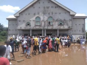 Archbishop Okeke Visits Odekpe, Amidst Heavy Flood