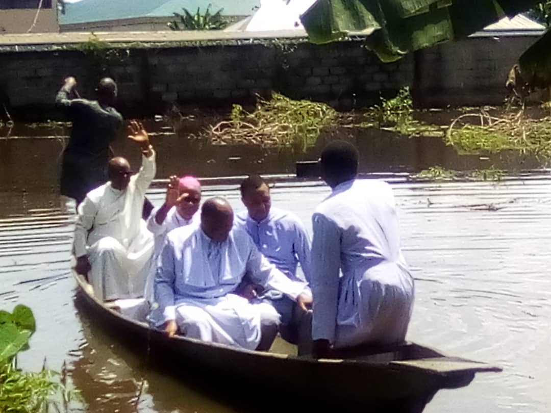 Archbishop Okeke Visits Odekpe, Amidst Heavy Flood