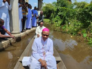 Archbishop Okeke Visits Odekpe, Amidst Heavy Flood