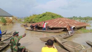 Video/Photos: Peter Obi Visits Anambra Flooded Communities