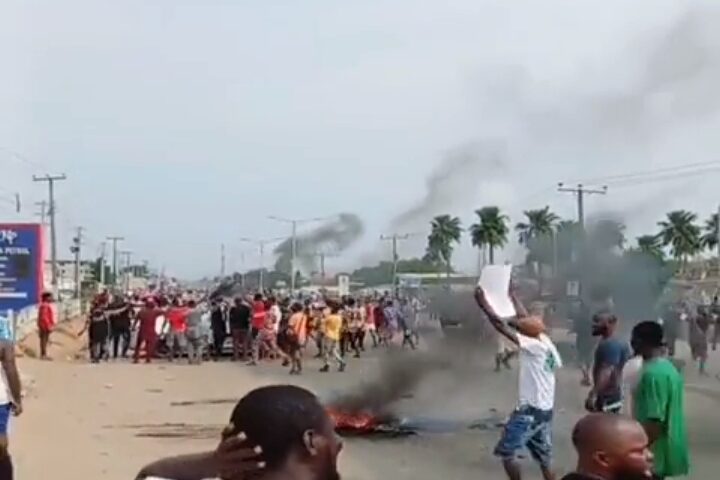 Fuel Scarcity Protest In Edo Enters Day 2, As Youths Block Benin-Lagos Expressway