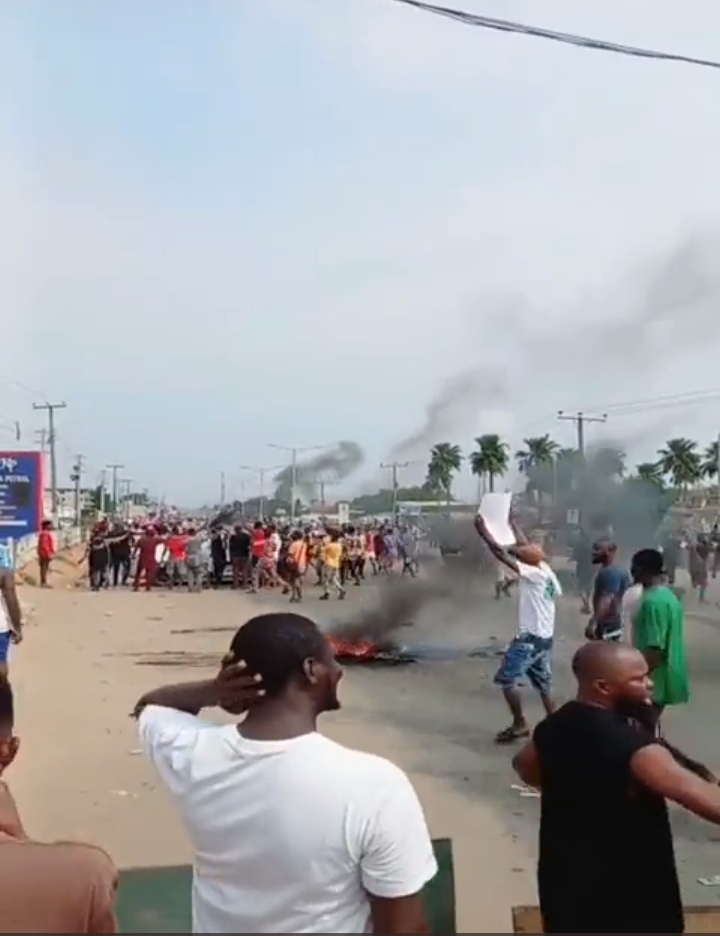 Fuel Scarcity Protest In Edo Enters Day 2, As Youths Block Benin-Lagos Expressway