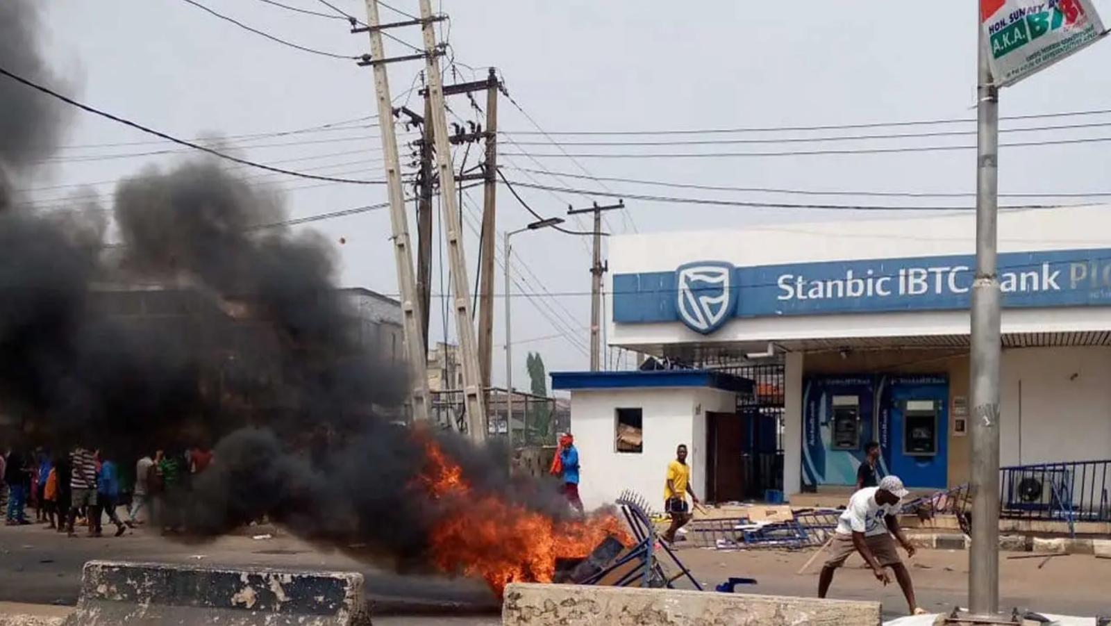 Naira Scarcity: 17 Bank Branches Attacked, Bank Workers Threaten Strike