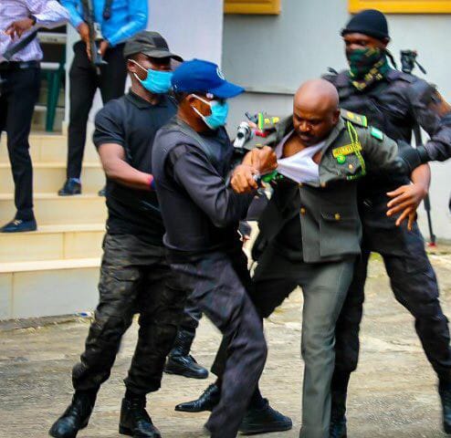 Emefiele: How DSS Operatives Rough-handled Top Ikoyi Prison Official During Clash In Court Premises