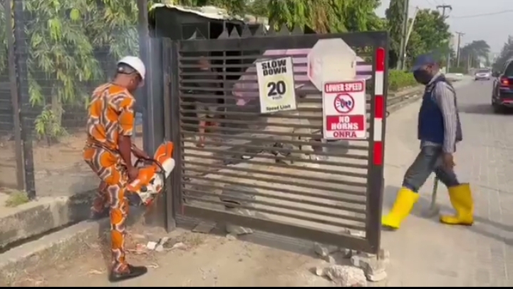 Traffic Gridlock Forces Lagos Govt To Remove Illegal Gates Blocking Access Roads In Lekki Axis