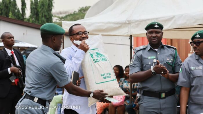 PHOTOS: Fight As Nigerians Scramble For Customs Rice In Yaba