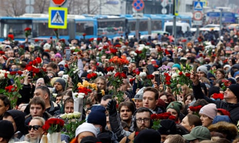 Despite Warnings, Arrests, Thousands Gather During Russian Opposition Leader Alexei Navalny's Funeral 