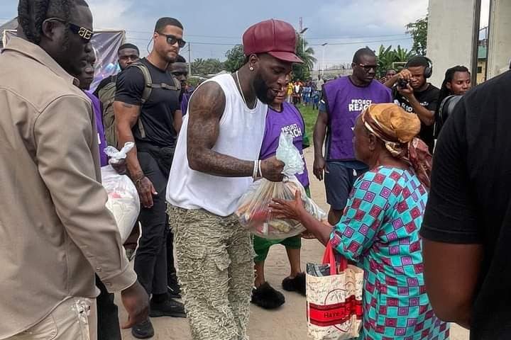 Burna boy hands out food items