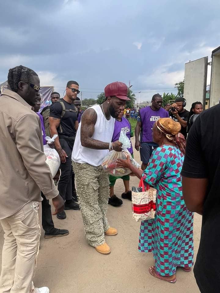 Burna boy hands out food items