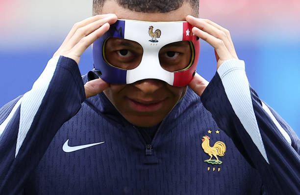 Mbappe to wear personalised mask