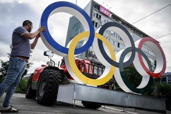 Olympic rings being installed in front of Nantes train station