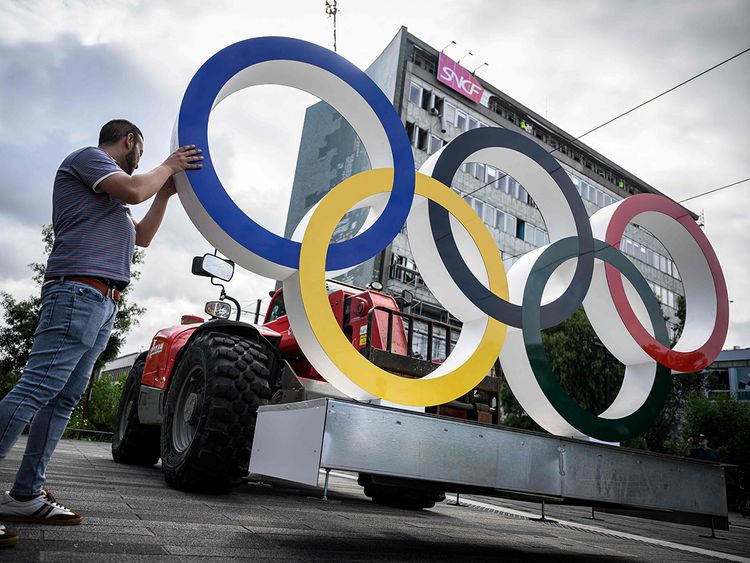 Olympic rings being installed in front of Nantes train station