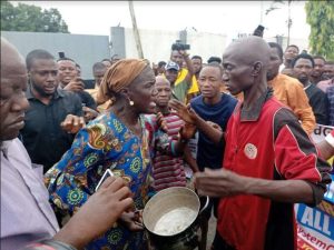 women protests with empty pot to drive home the message