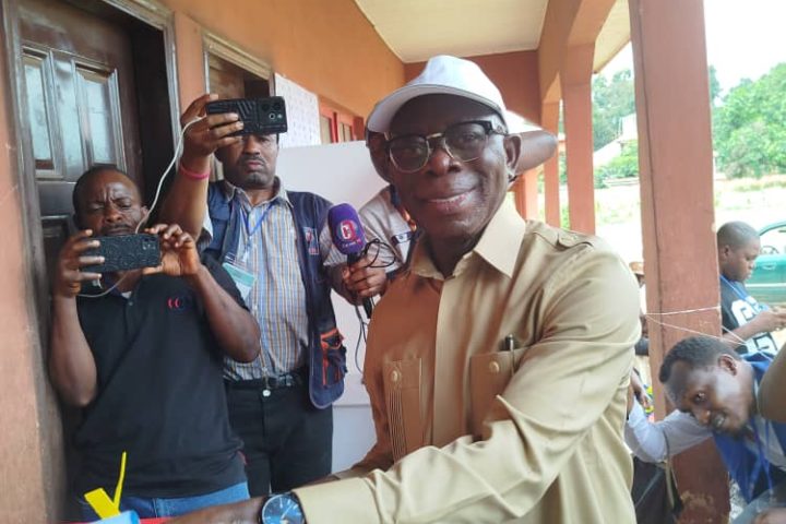 senator adams Oshiomhle casting his vote