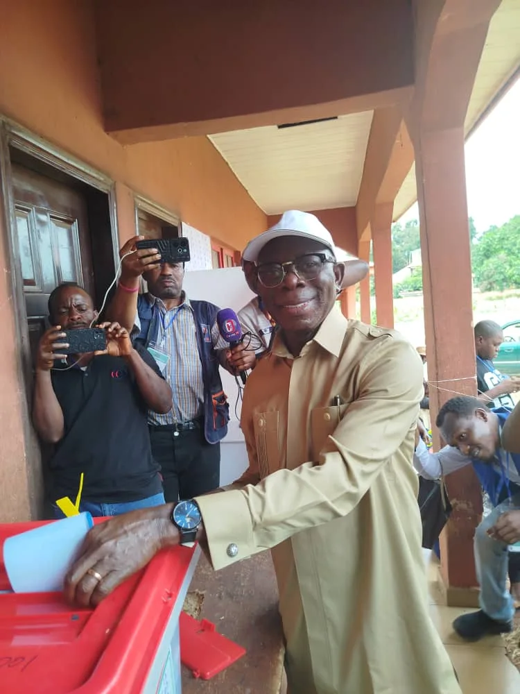 senator adams Oshiomhle casting his vote