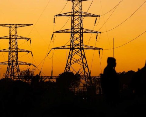 Just In: Vandals Destroy Shiroro-Kaduna Transmission Towers, Plunge Parts Of Kano, Kaduna Into Darkness