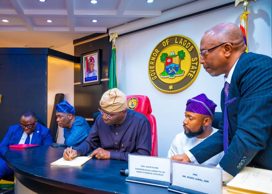 Sanw olu signs Lagos Electricity Bill into law