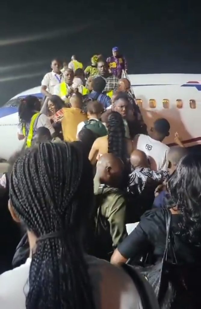 Video Of Chaotic Boarding Scene  Designed To Mislead Flying Public - Air Peace 