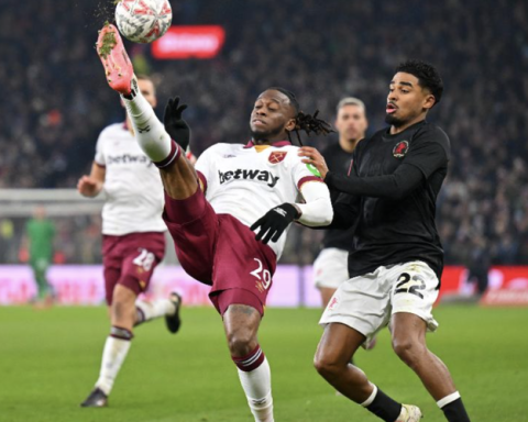 West Ham crash out of FA Cup after defeat by Aston Villa