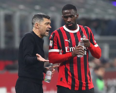 Fikayo Tomori with AC Milan coach Sergio Conceicao