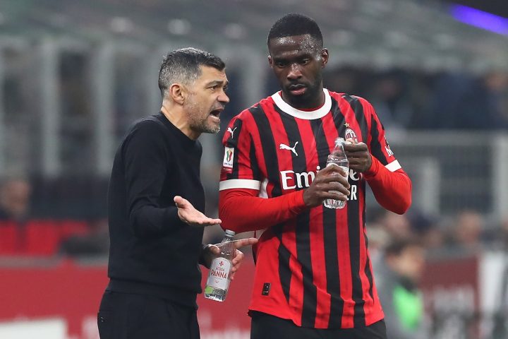 Fikayo Tomori with AC Milan coach Sergio Conceicao