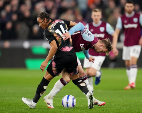 Leicester City's Bobby Decordova Reid (left) and West Ham United's Jarrod Bowen