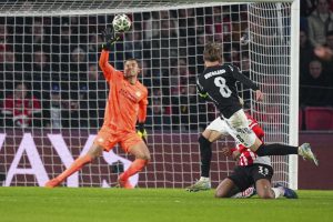 Tough night for PSV goalie Walter Benitez